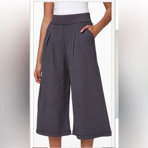 EUC - Lululemon - Can you feel the pleat pants - size 4 - dark charcoal color